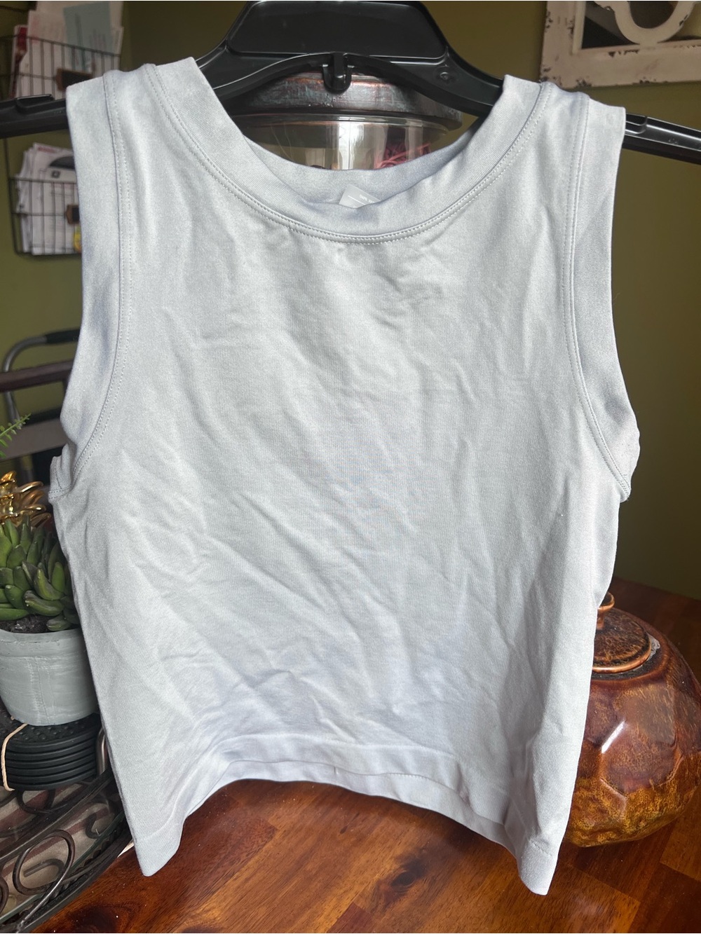 Dynamic Cropped Sleeveless Tank Top in Light Gray